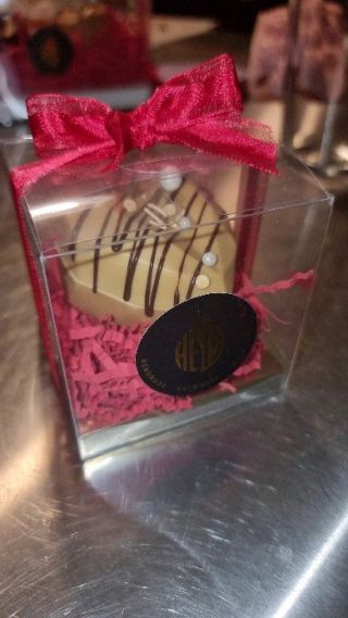Chocolate is a #lovelanguage 
Are you Valentine ready? 💝 
BOXES MADE WITH LOVE #handmadewithlove❤
#gourmetchocolate #handmadechocolates
#darkmilkandwhitechocolate 
#callebautcouverture #callebautgold #callebautruby #rb1 #chocolatebombs #chocolatehearts #handmadegoodies 
#madefresh #madetoorderboxes 
#iloveyoubox #thinkingofyoubox #justbecausebox 
#faithbasedbusiness #smallbusiness #shoplocal #shopsmall #shirebusiness #Heiscochocolates #Heisco #heisgood #Godisgood 🙌